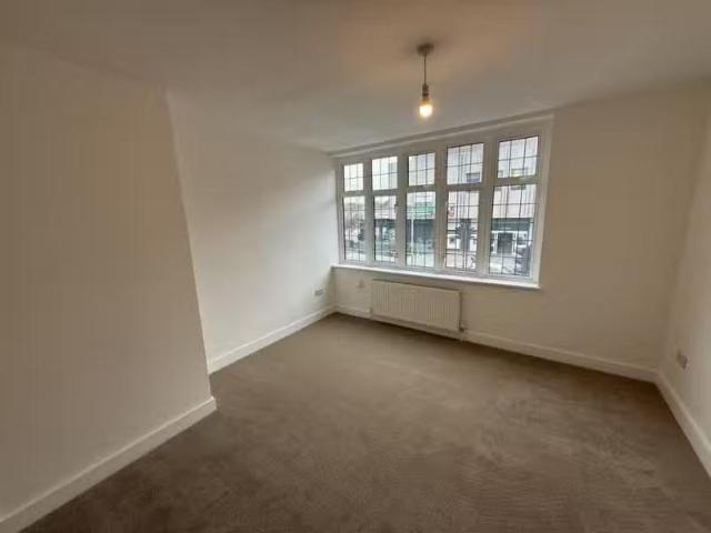 For Rent! 1 BA 2 bedroom maisonette for rent in Queensway, Pet.