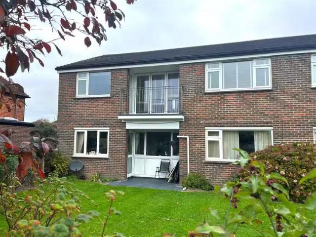 Nice 1 BA 2 bedroom maisonette for rent in Seaview Road, East.