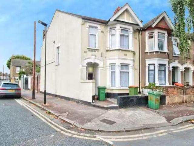 Charming 1 BA 2 bedroom maisonette for rent in Shoebury Road.