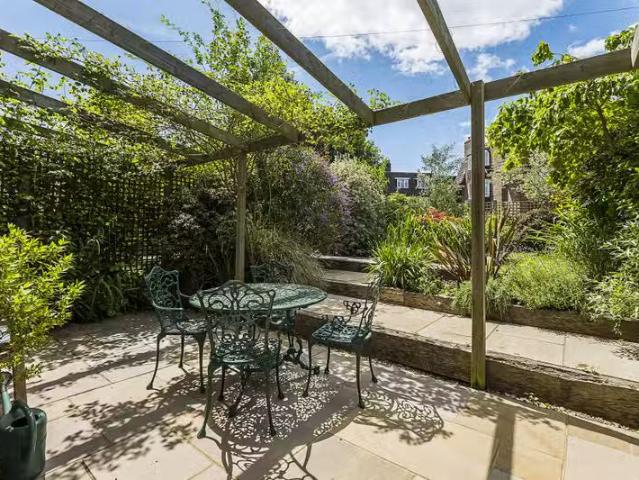 Cozy 1 BA 2 bedroom property to let in The Barons, Twickenham.
