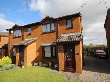 Just in! 1 BA 2 bedroom semi detached house for rent in Mayfie.