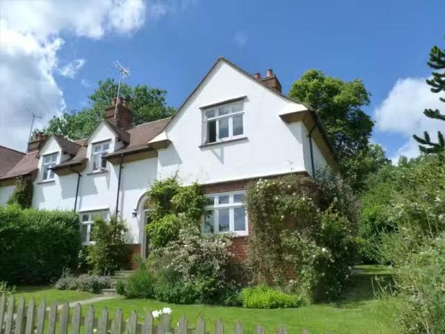 Cozy 1 BA 2 bedroom semi detached house for rent in Gorhambury.