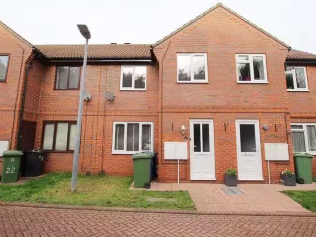 Cheap 1 BA 3 bedroom terraced house for rent in Ashleigh Court.