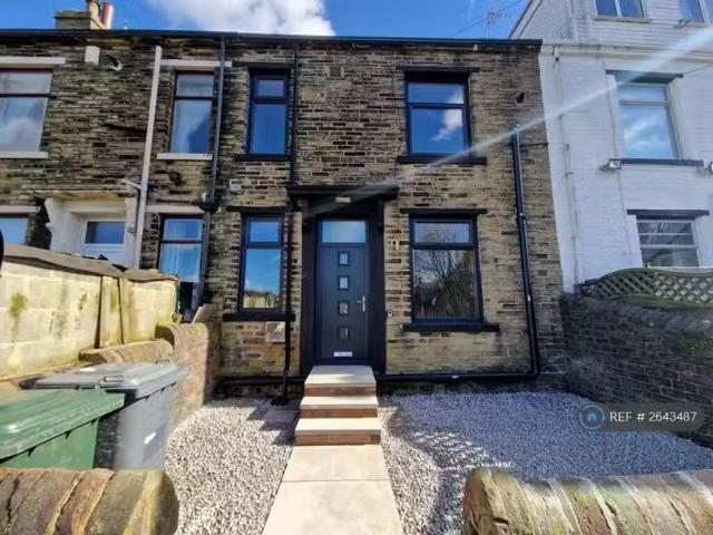 Nice 1 BA 3 bedroom terraced house for rent in Birkby Street.