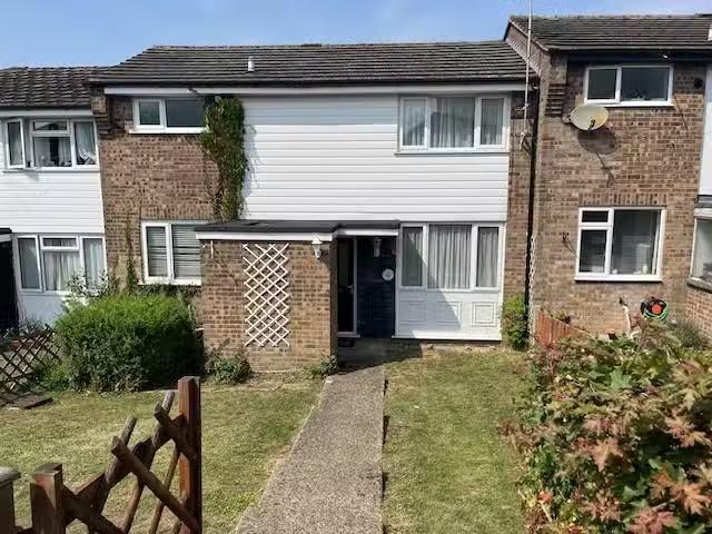 Charming 1 BA 3 bedroom terraced house for rent in Brambledown.