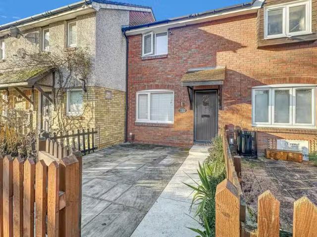Charming 1 BA 3 bedroom terraced house for rent in Latham Clos.