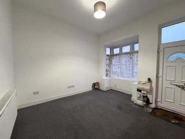 Cozy 1 BA 3 bedroom terraced house for rent in Oxhill Road, H.