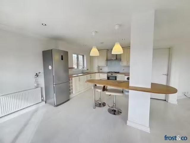Deal! 1 BA 3 bedroom apartment for rent in Ardmore Road, Ashle.
