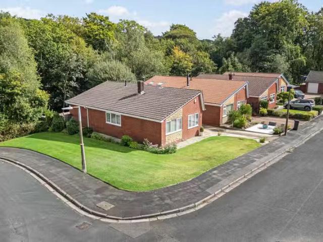 Cheap 1 BA 3 bedroom bungalow for rent in The Hall Coppice, Eg.