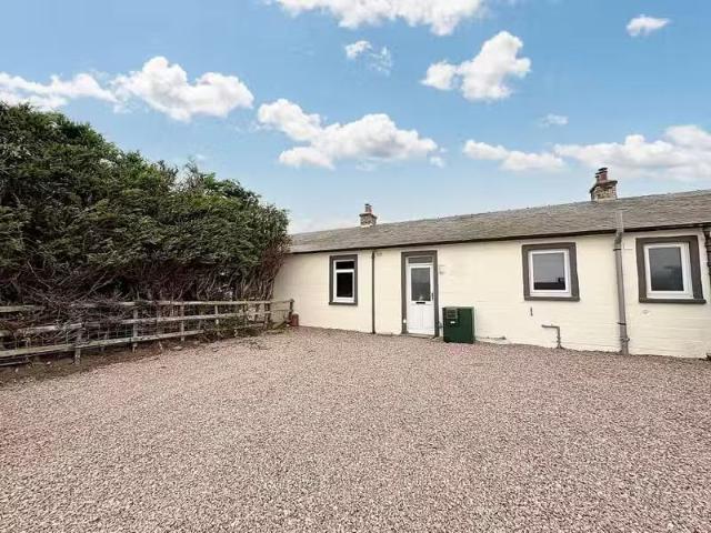 Rental! 1 BA 3 bedroom cottage for rent in 2 Limekilns Cottage.