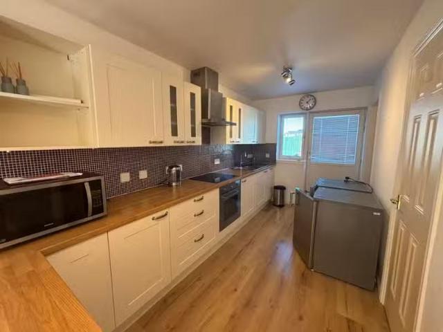 Rental! 1 BA 3 bedroom detached house for rent in Fraser Way.