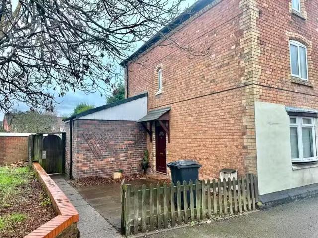 Deal! 1 BA 3 bedroom end of terrace house for rent in Tamworth.