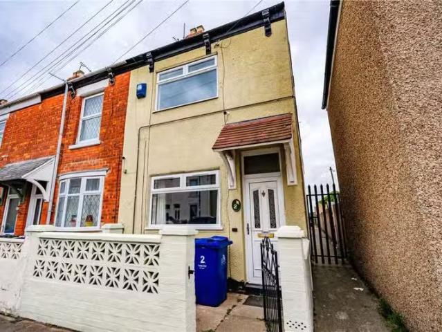 Unique 1 BA 3 bedroom end of terrace house for rent in Tennyso.