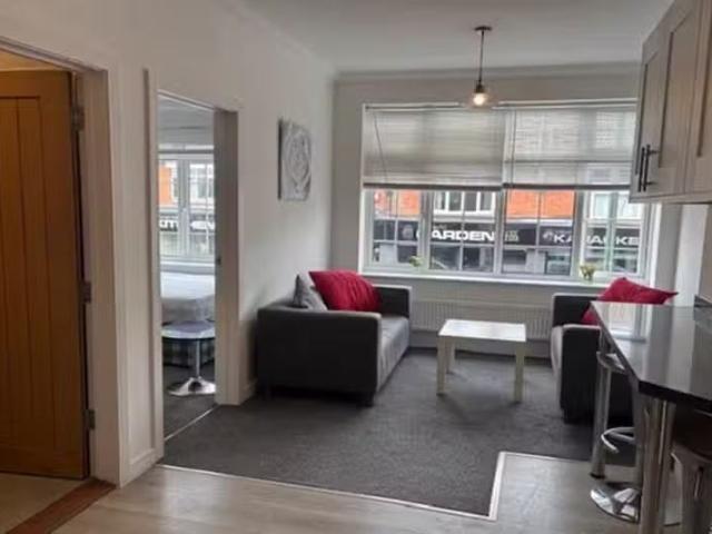 Cheap 1 BA 3 bedroom flat for rent in Charminster Road, BH8