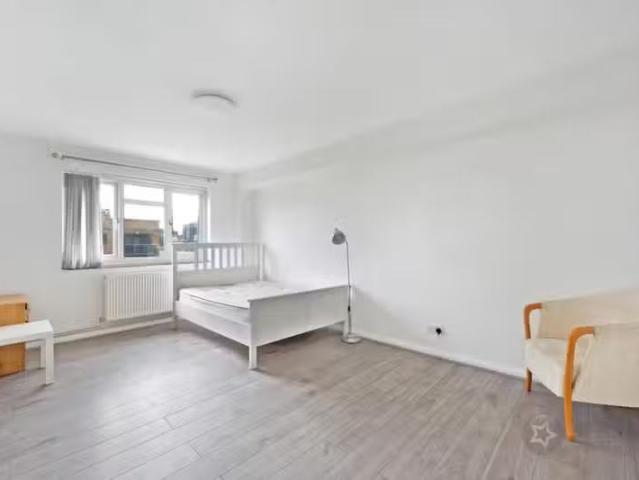 Cheap 1 BA 3 bedroom flat for rent in Commercial Road, Whitech.