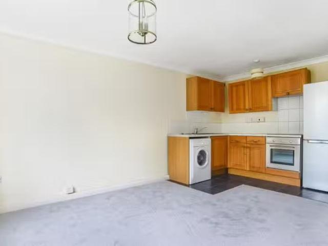 New 1 BA 3 bedroom flat for rent in Fairlands Avenue, Fairland.