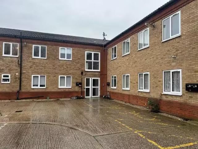 Rental! 1 BA 3 bedroom flat for rent in Station Road, Thorpe l.