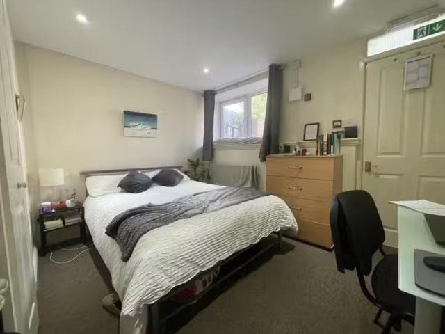Charming 1 BA 3 bedroom ground floor flat for rent in Zetland.