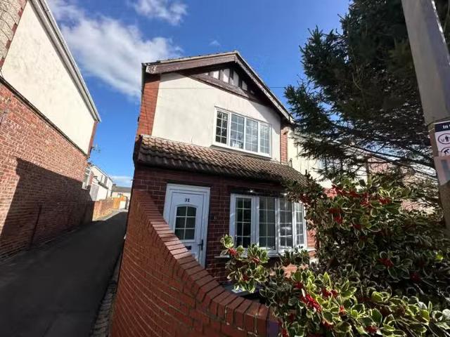 Deal! 1 BA 3 bedroom house for rent in Manor Road, Askern, DON.