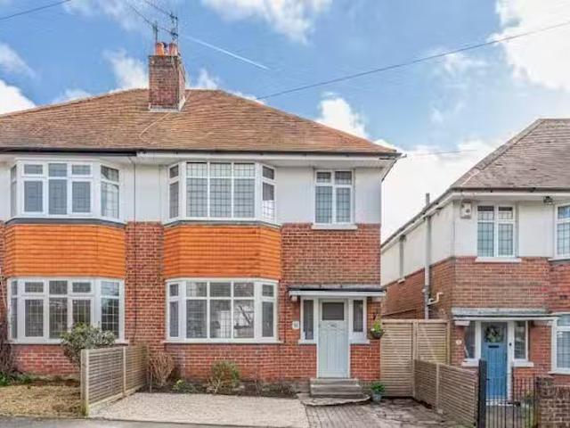 Charming 1 BA 3 bedroom house for rent in Springfield Crescent.