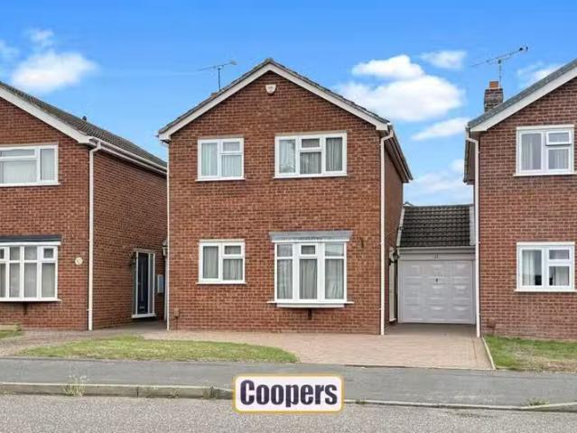Nice 1 BA 3 bedroom link detached house for rent in Norman Ave.