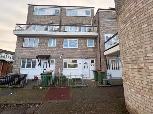 Nice 1 BA 3 bedroom maisonette for rent in Gawsworth Close, Lo.