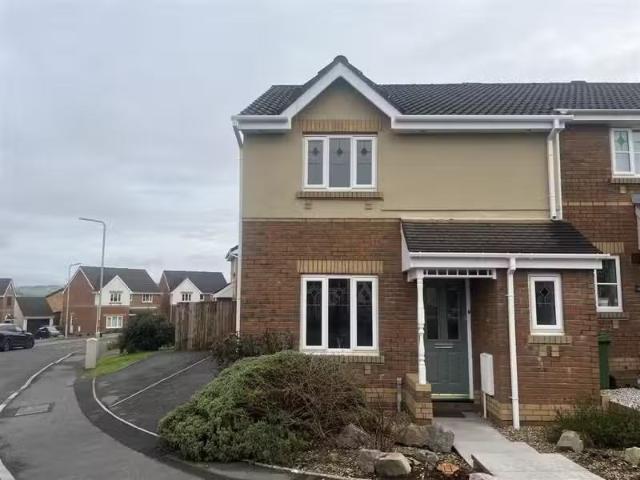 Charming 1 BA 3 bedroom semi detached house for rent in Maes Y.