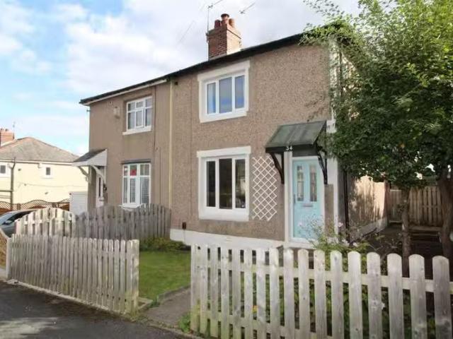 Charming 1 BA 3 bedroom semi detached house for rent in Albert.