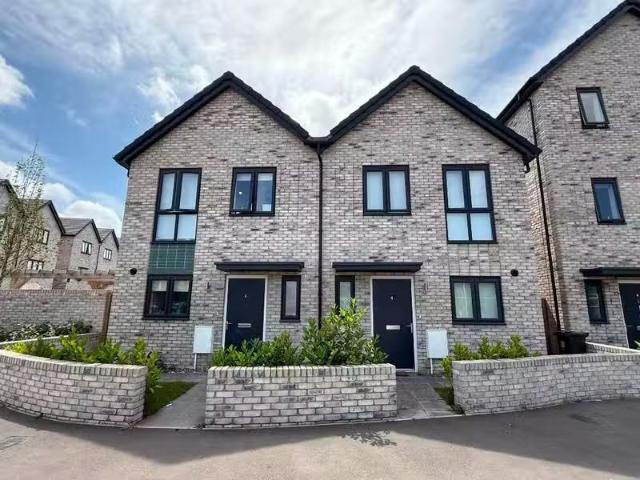 Rental! 1 BA 3 bedroom semi detached house for rent in Bennett.