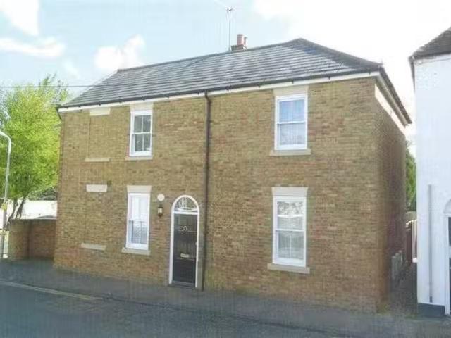 Nice 1 BA 3 bedroom semi detached house for rent in Hollow Lan.