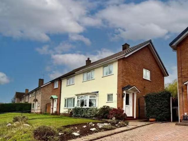 Charming 1 BA 3 bedroom semi detached house for rent in Kester.