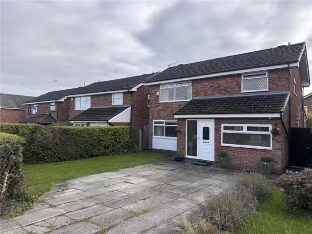 Rental! 1 BA 4 bedroom detached house for rent in Wroxham Clos.