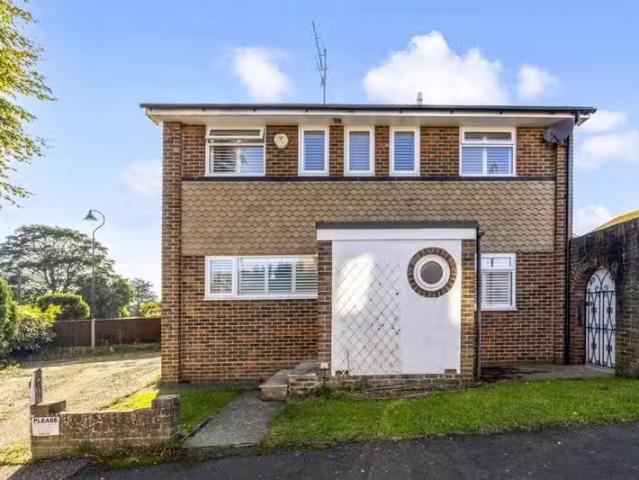 For Rent! 1 BA 4 bedroom detached house for rent in Greenoaks.