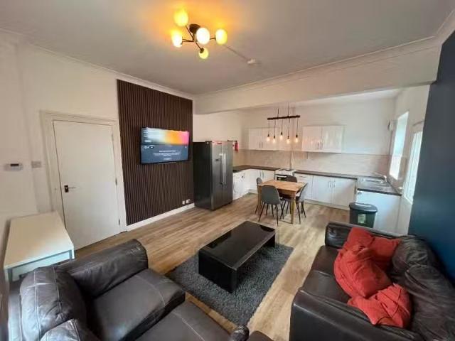 Cozy 1 BA 4 bedroom end of terrace house for rent in Brook Roa.