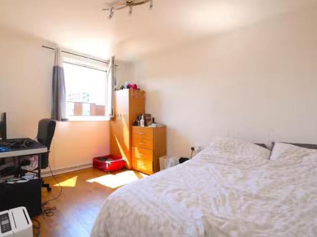 Cheap 1 BA 4 bedroom flat for rent in Gernon Road, London, E3