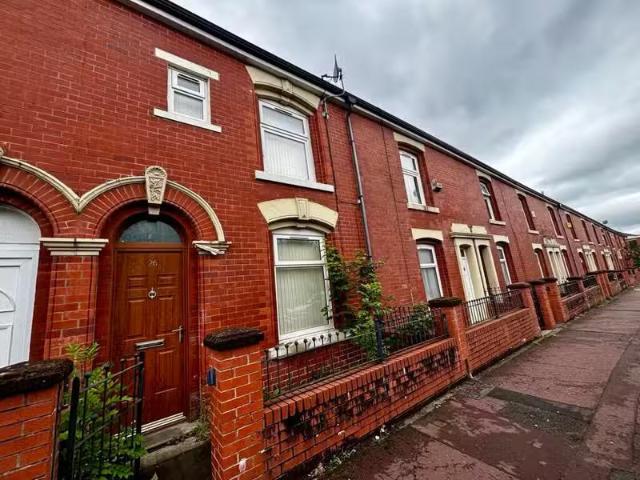 Deal! 1 BA 4 bedroom house for rent in Norman street, Blackbur.