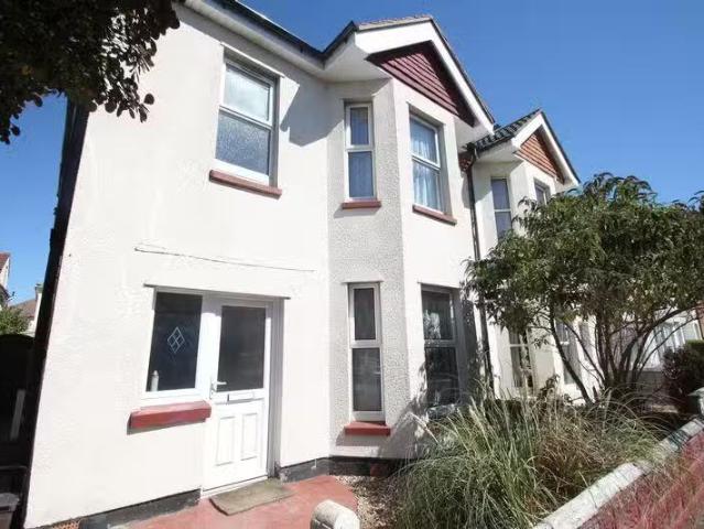 Cozy 1 BA 4 bedroom semi detached house for rent in Cyril Road.