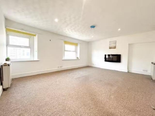 Just in! 1 bedroom apartment for rent in Moorland Road, Weston.