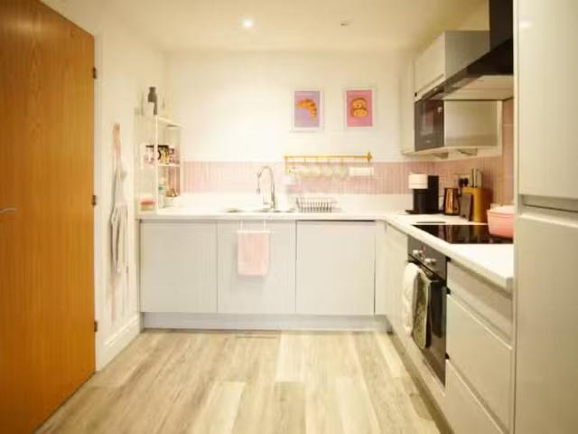 Deal! 1 bedroom flat for rent in Flat, Trelawny House, Surrey.