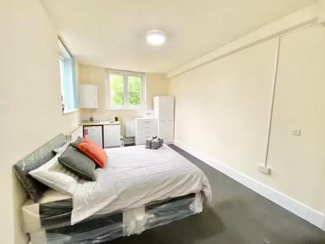 Charming 1 bedroom flat share for rent in Selcroft Avenue, Bir.