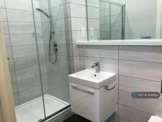Nice 1 bedroom house share for rent in Charnwood Rd, Bradford.