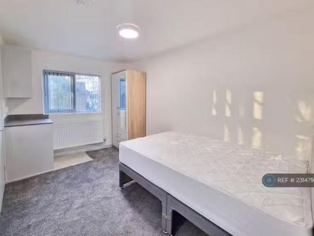 Cozy 1 bedroom house share for rent in Vicarage Road, Kings He.
