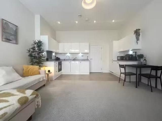 Charming 1 bedroom maisonette for rent in Gorcott Lane, parten.
