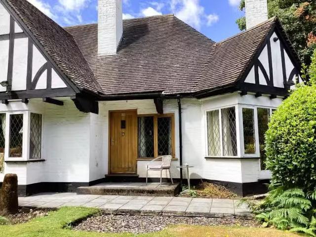 Cozy 1 bedroom mews property for rent in Thornhill Road, Sutto.