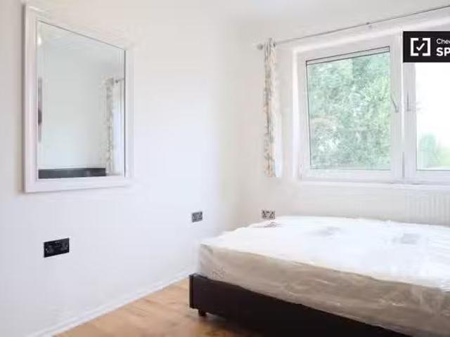 Unique 1 BR Comfy room to rent in 5 bedroom flat in Wimbledon.