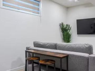 Calgary, Alberta - Equipped kitchen