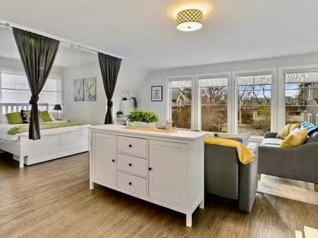 Charming 1 BR Elma Street West