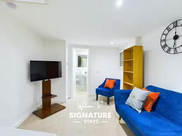 Rental! 1 BR Portland Square, Cheltenham