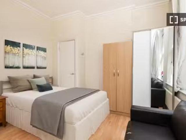 For Rent! 1 BR Room for rent in 4 bedroom apartment in Wetmins.