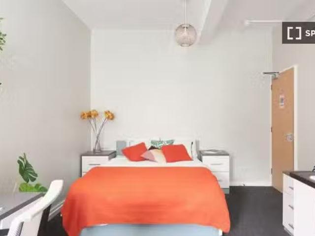 Just in! 1 BR Room in shared flat for rent in Saint James'.